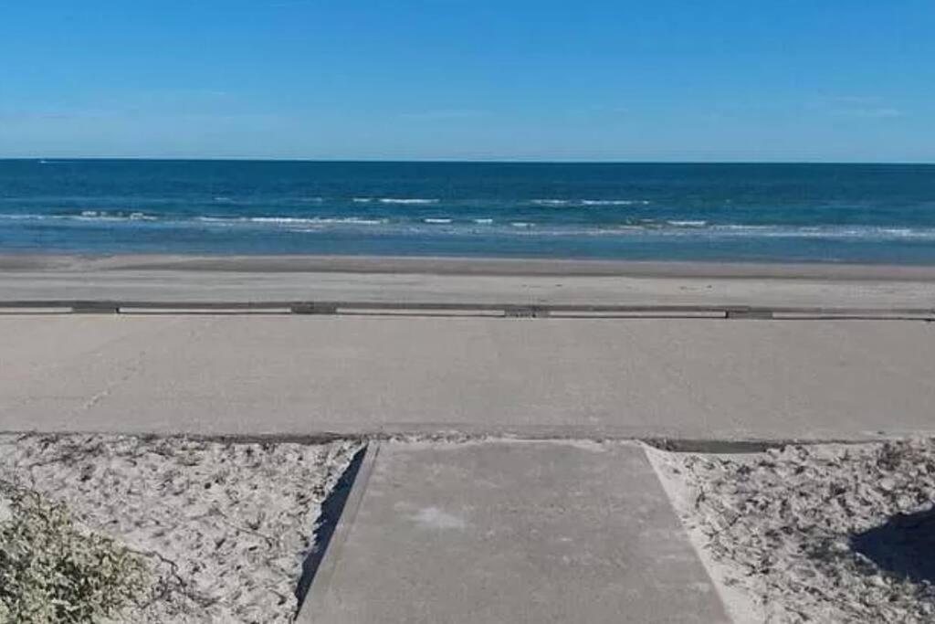 Cozy Beachside Condo With Pool View 코퍼스크리스티 외부 사진